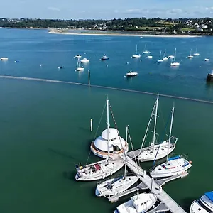  Bateau-hôtel Anthenea Hoteliere Flottante